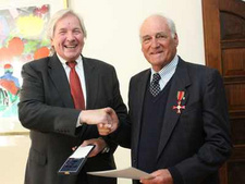 Reiner Stommel (r.) von der Otjikondo-Stiftung, Namibia erhält das deutsche Verdienstkreuz am Bande. © Wiebke Schmidt