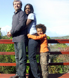 Dr. Jigal Beez ist ein deutscher Ethnologe und Swahili-Dozent. Bild: mit seiner Ehefrau Chinta Musundi-Beez und seinem ältesten Sohn Georg Cosmas.