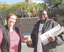 Der Zeitungsverkäufer Timo Iita (rechts im Bild), der kürzlich in Windhoek, Namibia, von drei Männern beraubt und verletzt wurde, hat gestern eine großzügige Spende von Anwohnern erhalten.