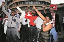 Richter Thomas Masuku: Lehrerstreik in Namibia rechtens. Bild: Freude über den juristischen Sieg über die namibische Regierung. Foto: Marc Springer