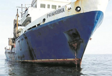 The Earth Organization Namibia: Protestmarsch zum Fischereiministerium. Bild: Das russische Fangschiff „Ryazanovka“ ankert vor Walvis Bay. Foto: privat