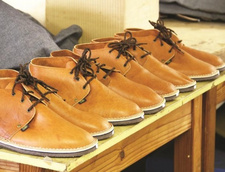 Tannery-Veldskoen: Namibia-Schuhe aus Kuduleder, gefertigt von Herbert Schier aus Swakpomund.