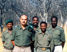 Deutsche Versorgungsoperation Anti Wilderer Einheit stellt Hilfe für Namibia ein. Michael Schönwolf, Gründer und Sprecher des Verbandes, bei einem früheren Besuch in Namibia.