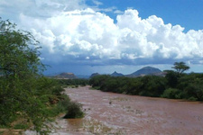 Freude über Regen in Namibia: Das Omaruru-Rivier läuft wieder!