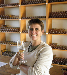 Cathy van Zyl ist die derzeit einzige Südafrikanerin, die den Titel Master of Wine trägt und Mitbegründerin des südafrikanischen Weinmagazins Grape.
