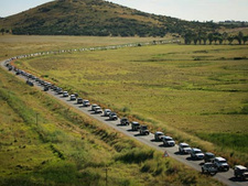 1001 Land Rover bei Treffen in Südafrika. 1001 Fahrzeuge bildeten einen 27 Kilometer langen Konvoi.