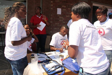Die Namibia Red Cross Society (NRCS) freut sich derzeit über viel Zulauf. Zahlreiche Menschen in Windhoek müssen regelmäßig die Hilfe der „Namibia Red Cross Society“ (Rotes Kreuz Namibia) der Khomas-Region in Anspruch nehmen.