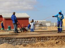 In Windhoek wurden 2017 mehr Bauvorhaben genehmigt und fertiggestellt. Dennoch kämpft das namibische Baugewerbe aufgrund der schwächelnden Konjunktur Namibias mit einer anhaltenden Auftragsflaute.