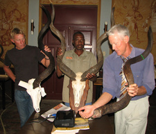 Jagd und Hege in Namibia gut. Berufsjäger und Jagdautor Kai-Uwe Denker vom Erongo-Hegegebiet (rechts)