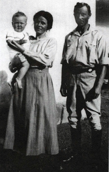 Erhard Hugo Zander (1887-1954) war ein deutscher Farmer in Südwestafrika und Besitzer der Farmen Otjihokero, Omitiomere, Monteith und Etemba. Bild von 1920: Elisabeth und Erhard Hugo Zander mit Sohn Konrad.