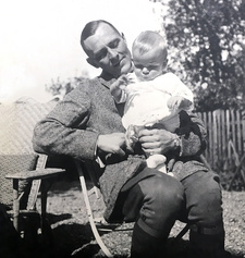 Wilhelm Bassermann (1884-1917) mit seinem am 19.9.1916 in Freiburg im Breisgau geborenen Sohn Peter Bassermann.