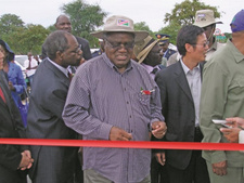 Namibias Präsident Hifikepunye Pohamba weiht die Strecke Tsumeb-Katwitwi ein. Foto: Nampa
