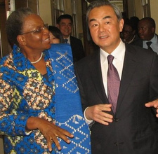 China vertieft Beziehungen zu Namibia. Namibias Außenministerin Netumbo Nandi-Ndaitwah (l.) und Chinas Außenminister Wan Yi. Foto: Eberhard Hofmann