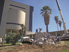 Heftige Resonanz auf staatliche Heimlichtuerei in Namibia. Mit Bagger und Presslufthämmern wird der Sockel des Reiterdenkmals seit dem 28.12.2013 abgerissen. Die Steine wurden an einen unbekannten Ort abtransportiert.