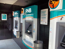 Eine Bande versucht Bankkunden beim Geldabheben am Geldautomaten zu betrügen. Zur Vorsicht, insbesondere bei unbewachten Schalterhallen in Namibia, wird dringend geraten.