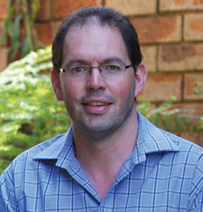 Doug Newman ist als südafrikanischer Amateurornitologe Experte für Vogelrufe und Autor.