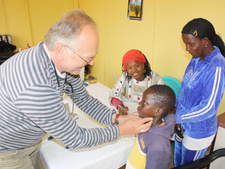 Facharzt untersucht Kinder des DRC bei Swakopmund, Namibia.