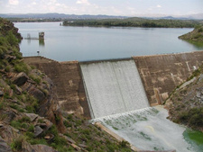 Wasserknappheit zwingt Namibia zum Nachdenken und Handeln. Foto (Dirk Heinrich) zeigt früher vollen Goreangab-Damm.