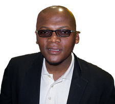 Ndumiso Ngcobo ist ein südafrikanischer Satiriker und Autor.