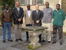 UNAM-Delegation aus Namibia besucht Baumbach´sche Forstverwaltung in Kirchheim. Evaristus Evaristus, Burkhard Fitz, Prof. Dr. Peter Nyarango, Axel von Baumbach, Prof. Dr. Lazarus Hangula und Dr. Kenneth Matengu (von links)