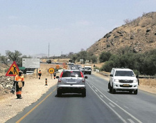 Namibias B1-Fernstraße wegen Sprenung am 26.10.2016 gesperrt. Foto: Stefan Fischer