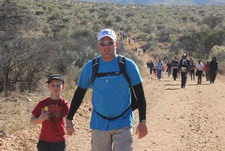 20. Wandertag für Schüler in Namibia. Volker und Anton Engling wanderten 20 km. Foto: Dirk Heinrich
