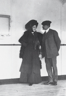 Dr. Heinrich Lotz mit seiner Ehefrau auf einer Schiffspassage von oder nach Südwestafrika, Datum unbekannt.