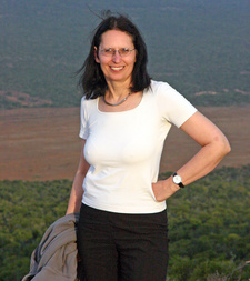 Bettina Romanjuk ist eine deutsche Mediengestalterin, Reiseführerautorin und Südafrika-Kennerin.