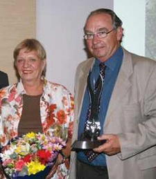 Ilme Schneider ist ein Vorstandsmitglied der Namibia Wissenschaftlichen Gesellschaft, Autorin und ehemalige Ratspolitikerin in Windhoek. Mit Ehemann Dr. Herbert Schneider.