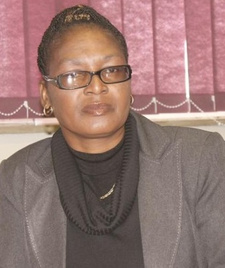 "Kriminelle kommen oft als Farmarbeiter auf Namibias Farmen", warnt Vize-Regionalkommandantin Ottilie Kashuupulwa.