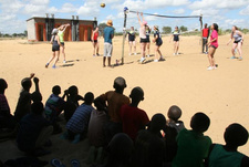 Volleyball in Namibia. Im Gespräch mit einer der Koryphäen des Volleyballs, Wolfgang Leyerer, erfuhr die AZ-Sportredaktion, was es bedeutet, wenn ein deutsches Volleyballteam in Namibia spielt.