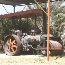Alte Dampf-Straßenwalze. Das Ausstellungsstück des Museums in Grootfontein steht im Alten Fort.