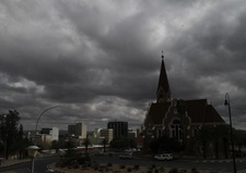 Im Juli 2018 werden in Namibia gleich mehrere Wetterextreme beobachtet. Foto: Dramtisches Wolkenszenario über Windhoek. (Marc Springer)