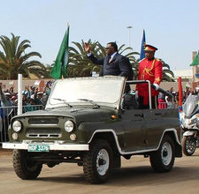 Neue Töne zum Heldengedenktag in Namibia. Einfahrt des Präsidenten Hage Geingob im Stadion Kuisebmond in Walvis Bay. Foto: Otis Fink