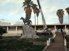 Namibia: Reiterdenkmal in Windhoek am 25.12.2013 heimlich demontiert.