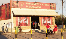 Die versteckte Schönheit von Windhoek: Das Foto des Louis-Botha-Store ist eines der liebsten von Christine Skowski. Sie ist etliche Male losgezogen, um die richtige Lichtstimmung zu erwischen. Foto: Christine Skowski.