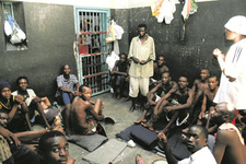 Haftbedingungen in Namibia in der Kritik: Haftalltag in der Polizeistation in Wanaheda. Foto: Dirk Heinrich