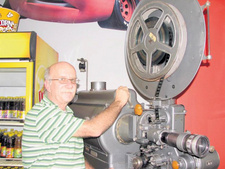Jan Kruger betreibt in Swakopmund das einzige 3D-Kino Namibias. Foto: Undine Konrad