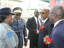Warum die Polizei in Namibia nicht funktioniert: Faulheit, Filz, Korruption, ungeeignete Vorbilder, organisiertes Verbrechen.