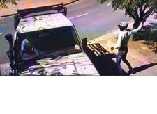 Raubüberfälle in Namibia immer dreister und brutaler: Eine Überwachungskamera nahm am 23.06.2017 wie ein Krimineller (rechts) die Fahrzeugscheibe mit einem Stein zerschlägt und Sekunden darauf das im Wagen sitzende Opfer beraubt.  Foto: privat