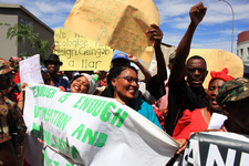 Landreform in Namibia: Kommunikationschaos. Foto: Nama demonstrieren 2016 für ihre Vorstellungen der Landverteilung und Ansprüche als Bevölkerungsgruppe Namibias in Windhoek. Foto: Marc Springer