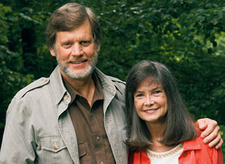 Der amerikanische Zoologe Mark Owens und seine Frau Delia Owens wurden durch ihre langjährige Forschungsarbeit in Botswana und ihr Buch Der Ruf der Kalahari bekannt.