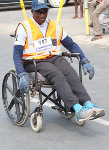 Energiesparen in Namibia: Erongo Powersave Street Mile. Israel Kaulume startet in einer Klasse der körperbehinderten Sportler. Foto: Maqonda Ndlovu, NAMPA