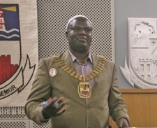 Affirmative Repositioning löst Kontroversen in Namibia aus. Bürgermeister Juuso Kambueshe beschwichtigt Antragsteller in Swakopmund.