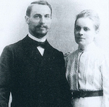 Heinrich Johann Brockmann (1873-1951) war ein deutscher Missionar der Rheinischen Mission in Südwestafrika. Neben ihm seine erste Ehefrau Helene Brockmann (1873-1935), geborene Upmeyer.