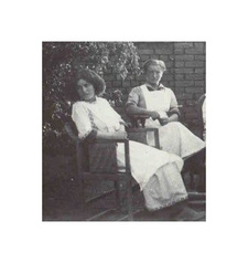 Hildegard Cramer (r.), hier vor 1917, war mit dem Schriftsteller Paul Ritter verheiratet. Daneben ihre jüngere Schwester Elisabeth Cramer. © Karen Zander