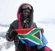 Selebelo Selamolela ist ein südafrikanischer Bergsteiger und Autor.