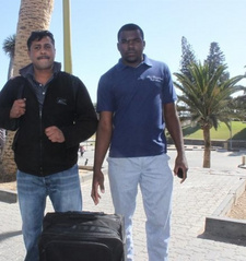 David Gideon (rechts) jagt Dieb in Swakopmund. Links: Kercy Murugan, dankbarer Tourist aus Kapstadt.