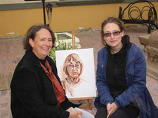 Tochter Nicky Marais (l.) und Enkelin Helen Marais in Swakopmund neben einem Selbstportrait der verstorbenen Christine Marais. © Erwin Leuschner