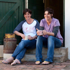 Die südafrikanischen Zwillinge Lesley und Louise Gillett sind Köchin und Managerin auf der Bartholomeus Klip Farm.